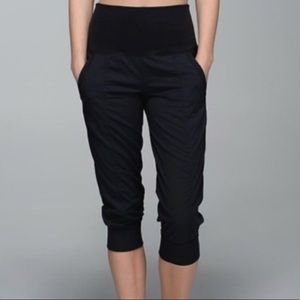 NWT Black Lululemon in flux crop